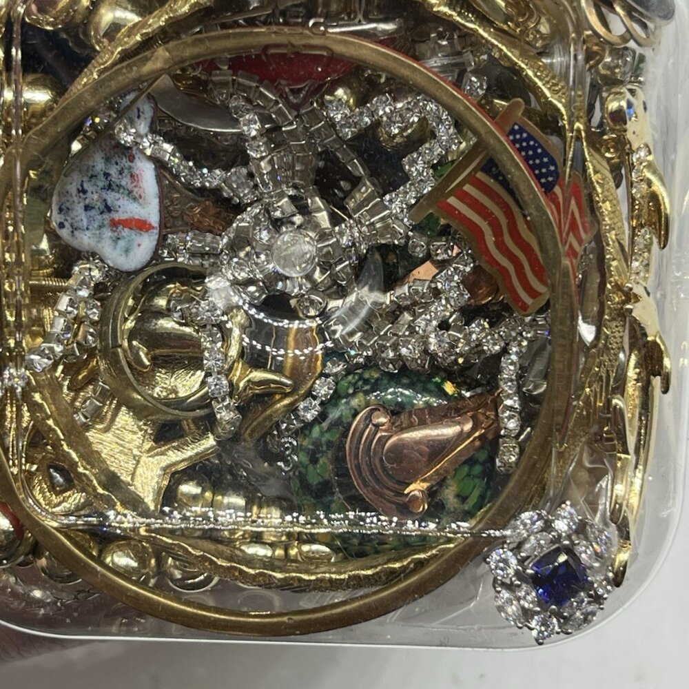 1.5 lb. Jewelry Jar all wearable and salable Jewelry, some vintage some modern - Picture 5 of 9